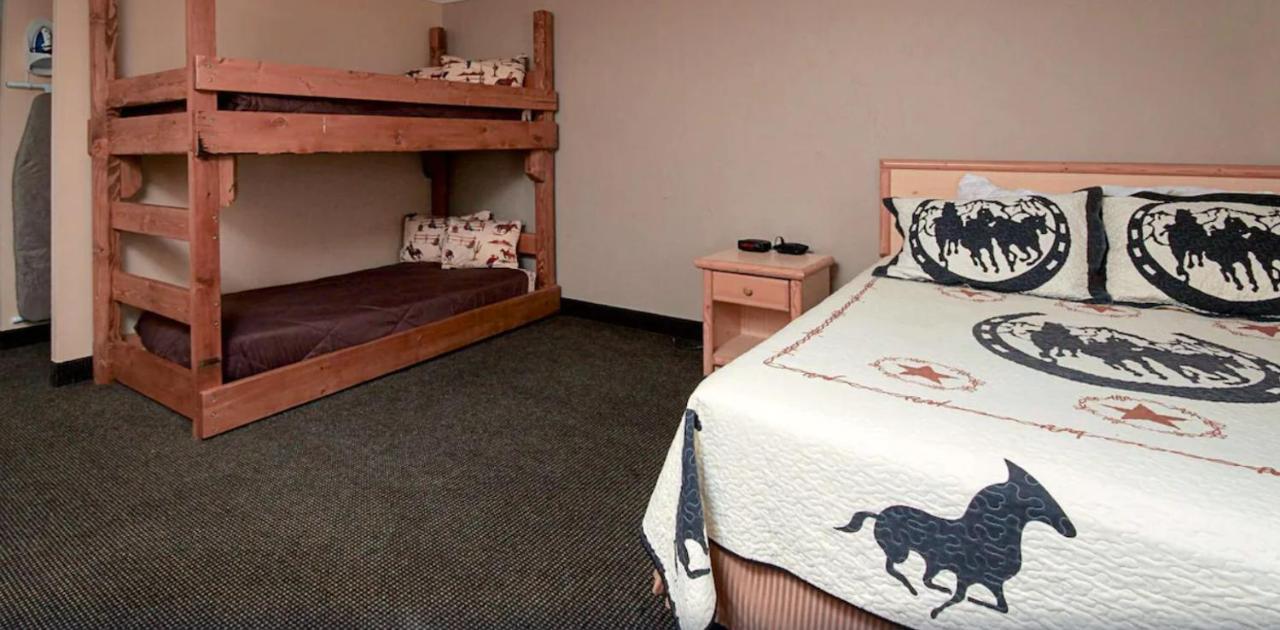 Yellowstonepark Inn&Suites Livingston Buitenkant foto